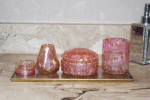 Juego de Accesorios de Baño de Resina Ecológica Hechos a Mano con Bandeja, Taza y Portavasos Pintados a Mano en Rosa y Dorado - Product Image 6