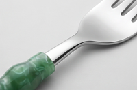 Ensemble de couverts en acier inoxydable avec manche en résine spirale verte, finition poli miroir, idéal pour la table, la cuisine, les mariages et les fêtes