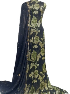 Écharpe longue et ample pour femme en viscose rouge, brodée de dentelle et imprimée de motifs floraux, luxueuse, écologique, élégante, classique et traditionnelle - Product Image 2