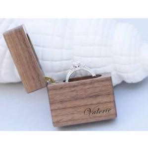 Boîte à bagues en bois de noyer massif de qualité supérieure, étui de présentation portable, boîte à bagues de fiançailles gravée sur mesure pour mariage, boîte à bagues en bois - Product Image 3