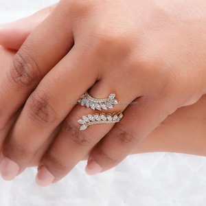 Anillo de Diamantes con Corte Marquesa en Oro Amarillo con Diamantes Laterales, Anillo de Compromiso y Boda Clásico Brillante para Ella, Joyería Fina de Lujo - Product Image 4