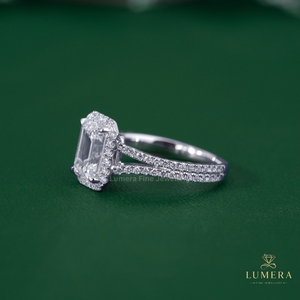 แหวนทรงโมเดิร์นแบบ Emerald Cut Halo ประดับเพชรเม็ดเล็กแบบ Micro Pave สองแถว พร้อมเพชรกลางทรง Halo แบบ Prong Setting ได้รับการรับรองจาก IGI - Product Image 4