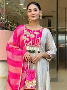 Conjunto de Kurta y Pantalón Étnico Festivo con Cuello Redondo en Tela de Seda Pura, Elegante y sin Esfuerzo, con Dupatta a Todo Color para Mujer - Product Image 2