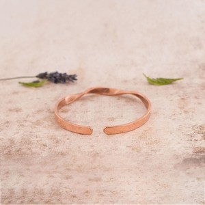 Bracelet fin torsadé en cuivre pur, style hippie bohème chic, bijou de guérison naturelle, fabriqué à la main au Népal - Product Image 3