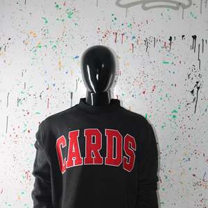 Sudadera CARDS BLACK con Cuello Alto, 100% Rojo, Apliques Bordados, Cuello Ancho, Hilos Finos - Product Image 2