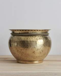 Jardinière en métal moderne pour une décoration intérieure contemporaine, avec une forme épurée et une finition dorée lisse - Product Image 2