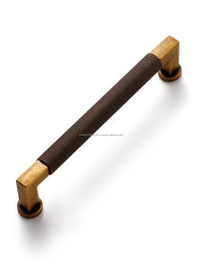 Tirador de gabinete de metal cepillado diseñado para la puerta de un cajón de almacenamiento de cocina moderna y para la mejora elegante del interior del hogar - Product Image 2