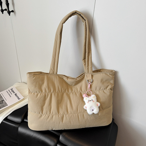 Bolso Tote Acolchado Minimalista Ligero GLOBAL HEROES, Gran Capacidad, Estilo Casual Chic, Diseño Exclusivo con Letras Acolchadas, 100% Moda - Product Image 5
