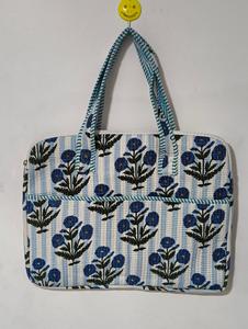 Sac à bandoulière en coton matelassé à fermeture éclair de style bohème avec imprimé abeille et floral, sac fourre-tout rayé vert - Product Image 1