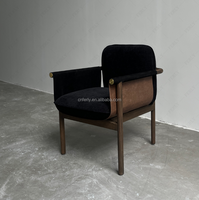 Fauteuil de salle à manger en cuir de qualité supérieure Ferly avec coussin en tissu et pieds en chêne massif noir pour hôtel