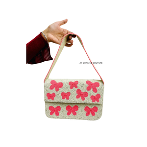 Sacs à bandoulière perlés faits à la main avec des motifs de nœuds tendance, couleurs personnalisables et détails sur mesure - Product Image 1