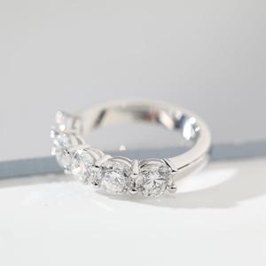Anillo de aniversario con 5 diamantes redondos brillantes de 5 mm - Engaste de cesta con puntas compartidas - Anillo de boda clásico con diamante certificado por IGI - Product Image 5