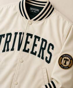 Veste de baseball en satin personnalisée de qualité supérieure TR-SJ-015, couleur crème, style preppy, avec imprimé lettres et patchs, col rabattu - Product Image 2