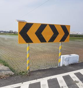 Letreros solares LED Tri-Chevron para carreteras - Product Image 4