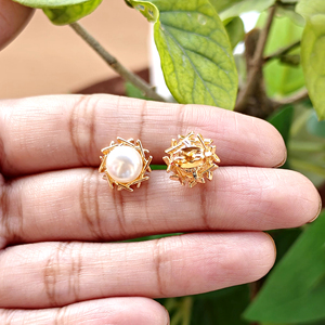 Pendientes minimalistas con perlas y diseño de rayos de sol, hechos a mano, chapados en oro de 18k, con cierre de presión floral delicado, para regalo de mujer. - Product Image 5