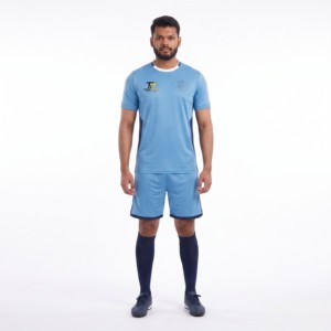 Camiseta de Fútbol Azul Cielo para Hombre, Manga Corta, Absorbe la Humedad, Transpirable, Corte Regular, Bloques de Color, Cuello en V, 100% Reciclada - Product Image 1