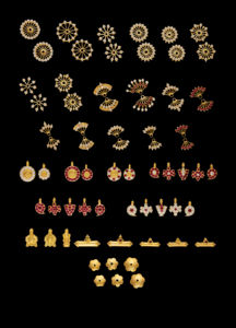 ชุดอุปกรณ์เครื่องประดับทองเหลืองชุบทอง 22K แบบคละแบบ: จี้สไตล์อินเดียใต้ จี้รูปดอกไม้ และตัวเชื่อมประดับหิน - Product Image 2