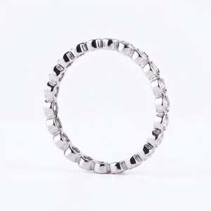 Anillo de Boda de Eternidad Completa en Oro Amarillo de 10K con Diamantes Cultivados en Laboratorio, Anillo de Compromiso Apilable con Engaste de Bisel y Diamantes Redondos - Product Image 5