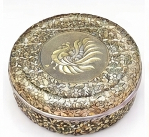Boîte à épices ronde élégante en argent fini avec couvercle décoré d'un paon, récipient à épices traditionnel pour cuisine et salle à manger modernes - Product Image 4