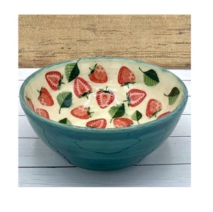Bol de service en céramique peint à la main motif fraise, vert sarcelle, avec motif botanique mignon pour salade et fruits - Product Image 3