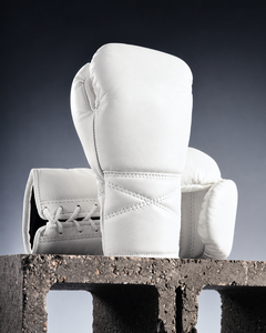Gants de boxe personnalisés en cuir PU blanc avec fermeture auto-agrippante, imprimé « No Mercy », unisexe, pour adultes, équipement d'entraînement respirant - Product Image 1