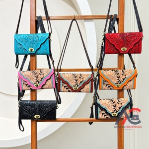 Sacs miniatures en cuir floral artisanal pour femmes, style western, à porter en bandoulière ou au poignet, pour tous les jours et les soirées - Product Image 1