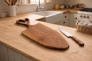Planche à découper rectangulaire classique en bois de noyer, fabriquée à la main, durable, avec poignée en forme de cœur, pour la préparation des aliments en cuisine - Product Image 4