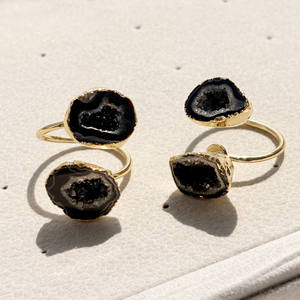 Anillo Abierto de Geoda Negra Natural con Baño de Oro Ajustable, Anillo de Cristal Natural, Joyería Boho, Regalo para Novia - Product Image 5
