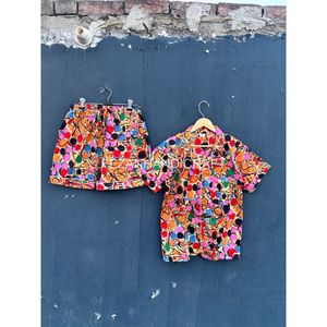Conjunto de Camisa de Manga Corta con Estampado de Puntos Coloridos para Mujer, Conjunto Casual de Primavera/Verano de 2 Piezas, Pantalones Cortos Tejidos, Corte Regular, Cuello Camisero - Product Image 1