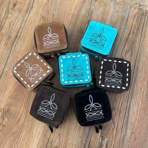 Boîte à bijoux carrée en cuir suédé beige élégante et pratique avec fermeture à glissière au point de botte pour bagues et colliers - Product Image 3