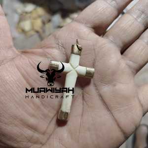 จี้กางเขนทำจากกระดูกควายคุณภาพสูง เป็นมิตรกับสิ่งแวดล้อม ดีไซน์ทันสมัย แกะสลักด้วยมือ พร้อมต่างหูกระดูกควาย สำหรับทำเครื่องประดับ ราคาประหยัด - Product Image 3