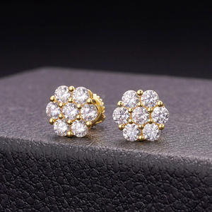 Élégantes boucles d'oreilles clous en argent sterling 925 plaqué or, ornées de diamants de laboratoire floraux et d'un grappe scintillante - Product Image 1