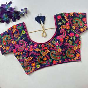 Blouse Prête à Porter en Soie Fantaisie, Modèle Designer, avec Détails de Conception sur un Côté et Dos Superbe, pour un Style Multi-Usages - Product Image 4