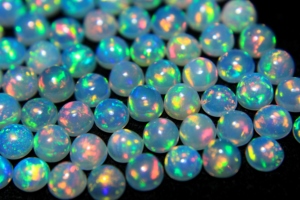 พลอยโอปอลเอธิโอเปียธรรมชาติ ทรงเหลี่ยมเจียระไนแบบคาโบชอง สีสันสวยงาม หลากสี พร้อมประกายไฟ ใช้เป็นพลอยประจำเดือนเกิด เหมาะสำหรับทำเครื่องประดับ - Product Image 4