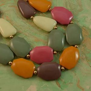 Collier de perles de résine personnalisé de luxe fabriqué à la main de qualité supérieure poli magnifique collier artisanal de perles de résine de mode pour les femmes - Product Image 3