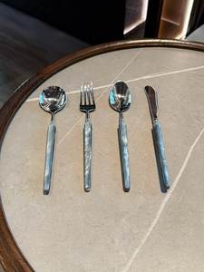 ชุดช้อนส้อมทองเหลืองสีเงิน 5 ชิ้น ดีไซน์ใหม่ล่าสุด สำหรับร้านอาหาร งานจัดเลี้ยง ตกแต่งโต๊ะอาหาร หรูหรา - Product Image 5