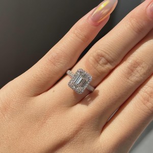 Bague de fiançailles avec halo de diamants de laboratoire taille émeraude de 2 carats, certifiée IGI - Product Image 1