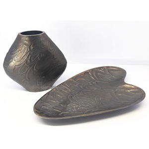 Jarrón Metálico Moderno Hecho a Mano, Pieza Decorativa para Sala de Té, Arreglo Floral - Product Image 1