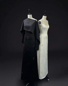 Elegante Vestido de Noche de Satén de Seda Negra con Adornos Hechos a Mano, Vestido Largo Ajustado de Lujo, Vestido Largo Hecho a Mano por Artesanos - Product Image 1