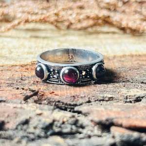 Anillo de latón con granate, banda ancha, estilo bohemio gótico, anillo de granate rodolita para mujer, joyería tribal de plata oxidada, venta al por mayor - Product Image 4
