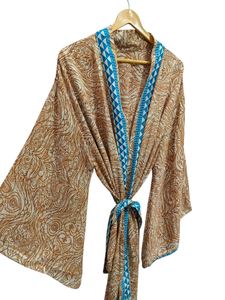 Kimono de seda Bridel con patchwork, túnica larga para cubrir el bikini, ropa de noche, hecho a mano, estilo vintage indio, kimono de sari de seda reciclada. - Product Image 3