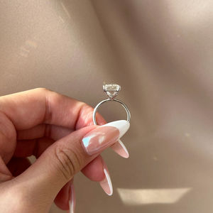 แหวนหมั้นเพชรทรงเอเมอรัลด์สำหรับผู้หญิง แพลตตินั่ม รับรองโดย GIA สไตล์คลาสสิก - Product Image 2