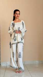 Elegante Conjunto Coordinado Blanco con Bordado Floral, Top con Mangas Farol y Pantalones Palazzo a la Cintura Natural para Fiestas - Product Image 1
