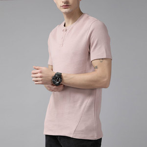 เสื้อยืดคอกลมแขนสั้นผ้าวาฟเฟิลสีชมพูสำหรับผู้ชายทรงเข้ารูปลำลองสีทึบ - Product Image 1