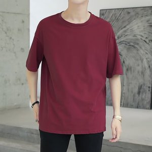 เสื้อยืดผู้ชายผ้าถักสีพื้น แขนกลาง ทรงหลวม สไตล์เกาหลี สำหรับฤดูร้อน รับปักโลโก้ตามแบบ OEM - Product Image 2