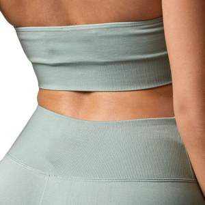Sujetador deportivo gris para mujer con cuello en V, tirantes finos, soporte medio, transpirable, para fitness y ropa deportiva, diseño frontal personalizado con patrón sólido. - Product Image 3