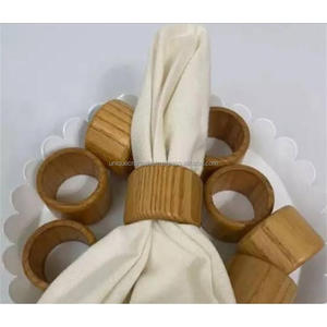 Servilleteros de madera con diseños tallados en acabado oscuro, juego de 6 elegantes accesorios de mesa hechos a mano para Eventos clásicos y cenas - Product Image 2