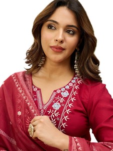 Ensemble 3 pièces Salwar Kameez traditionnel pour femme en soie romaine, Kurta droite, pantalon et Dupatta Chanderi – Tenue de mariage indienne et pakistanaise - Product Image 3