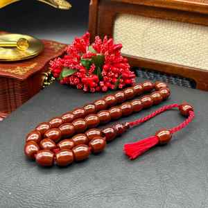 Tasbih tendance en perles de résine couleur cerise avec finition brillante, toucher lisse et aspect élégant, idéal pour la prière quotidienne. - Product Image 4