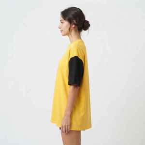 Camiseta Oversize para Mujer con Bloques de Color Amarillo y Negro, Manga Corta, Cuello Redondo, Ajuste Holgado, 100% Algodón Transpirable, Ideal para Primavera y Verano - Product Image 4
